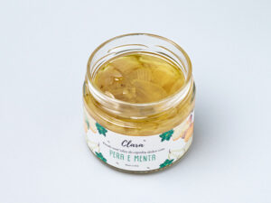 Clara sweet onion petals in oil with pears and mint