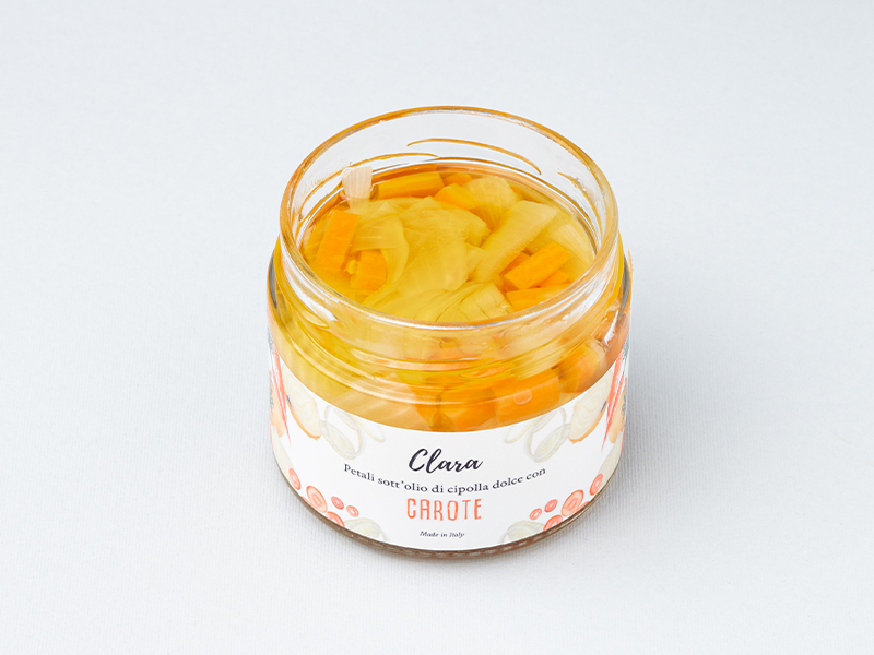 Clara sweet onion petals in oil with carrots